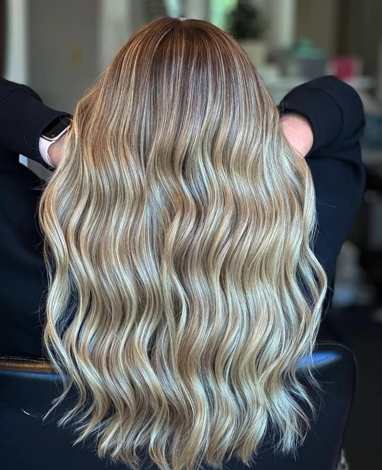 Dimensional blonde waves with a lived-in blend